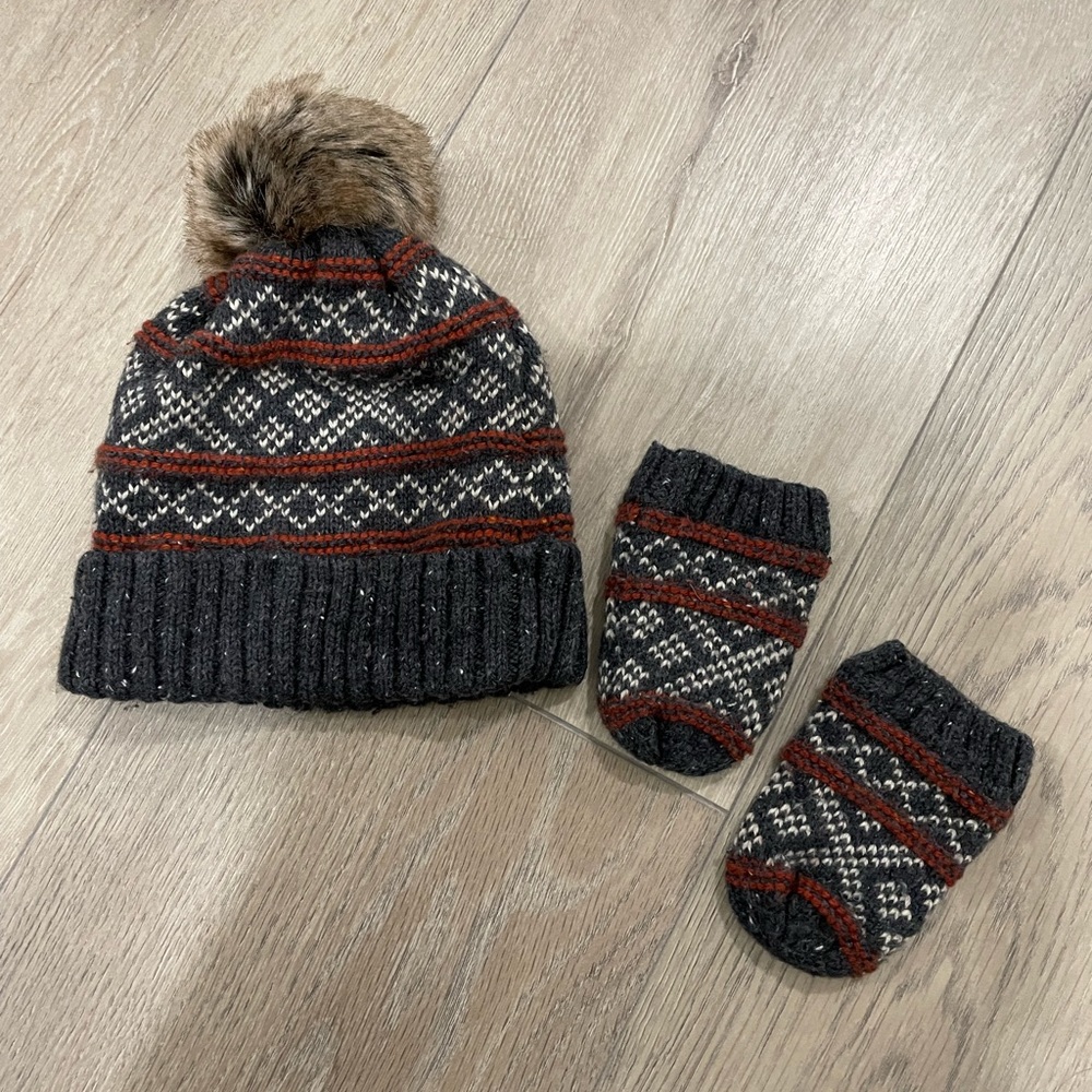 Set of baby hat and mits
